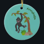 Niedliche Illustration des Baby Gorilla Cartoon Keramik Ornament<br><div class="desc">Dieser niedliche Gorilla-Jungster hängt von einem Baumzweig. Gezeichnet im niedlichen Cartoon-Illustrationsstil.</div>