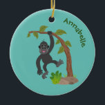 Niedliche Illustration des Baby Gorilla Cartoon Keramik Ornament<br><div class="desc">Dieser niedliche Gorilla-Jungster hängt von einem Baumzweig. Gezeichnet im niedlichen Cartoon-Illustrationsstil.</div>