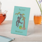 Niedliche Illustration des Baby Gorilla Cartoon Sockelschild (In SItu)