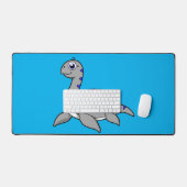 Niedliche Illustration eines Loch Ness Monsters. Schreibtischunterlage (Tastatur & Maus)