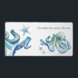 Niedliche, individuell anpassbare Küstenstreifen-D Schreibtischunterlage<br><div class="desc">Dieser niedliche Desktop ist mit original Aquarellktopus und Seestern in Blautönen mit den anpassbaren Worten "Ich möchte lieber unter dem Meer sein" ausgestattet. Personalisieren Sie, wie Sie wollen. Eine charmante Idee für eine kleine Küsten-Büro- und Schreibtischdekoration. Kunst und Design von Victoria Grigaliunas. Weitere Ideen zur Stranddekoration finden Sie unter www.zazzle.com/dotellabelle...</div>