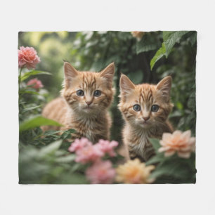 Niedliche Ingwer Kittens Entdeckungsreise durch de Fleecedecke