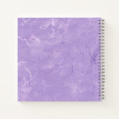 Niedliche iridescen lila lila Imitat Glitzer Monog Notizblock (Rückseite)