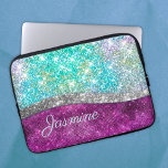 Niedliche irisierende lila aquamarine Imitat Glitz Laptopschutzhülle<br><div class="desc">Hübscher, eleganter, mädchenhaft silberner und riesenhafter Imitat Glitzer in Einhorn, Regenbogen, aquamarin, aqua, fuchsia und grün zu einem besonderen stilvollen Laptop-Ärmel. Fügen Sie Ihrem Büro, Ihrem Schreibtisch oder Ihrem persönlichen Raum einen stilvollen individuelle Name und eine monografische Laptop-Hülle hinzu. Das perfekte Accessoire für ein modernes Mädchen oder eine modische Frau....</div>