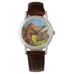 Niedliche isländische Pferde in einer Frühlingsw Armbanduhr