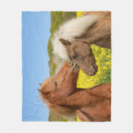 Niedliche isländische Pferde in einer Frühlingswie Fleecedecke