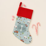 Niedliche Jungen Transport Muster Polizei Auto Nam Weihnachtsstrumpf<br><div class="desc">Dieses niedliche,  blaue Kleinkind mit Monogramm Weihnachts-Strumpf-Design zeichnet sich durch ein blaues Cartoon-Transportmuster aus,  mit einem Krankenwagen,  Polizeiwagen und einem Motor. Es gibt auch Platz für Sie,  um Ihren Jungs Namen und Monogramm in einem schönen Schriftart hinzuzufügen. Das perfekte Transport-Thema Geschenk für jeden Notarzt.</div>