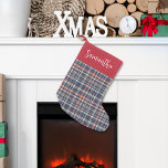 Niedliche Kalligrafie Script Navy Blue Kariert Pat Kleiner Weihnachtsstrumpf<br><div class="desc">Dieses Design zeichnet sich durch ein niedliches,  stylisches Kalligraphie-Skript Weihnachtsgeschenk-Strumpf mit einem rot und marineblau karierten Muster,  ein rustikales Bauernhaus-Land whimsical,  minimalistisch minimalistisch klassisch klassisch,  eine elegante Vintage rustikale Stil,  altmodische zeitlose Ferien-Design,  Winter Weihnachtsfeiertag Wohngestaltung,  einen maßgeschneiderten,  Weihnachts-Geschenk-Idee.</div>