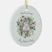 Niedliche Kaninchen im blumigen Winterkranz Keramik Ornament (Rechts)