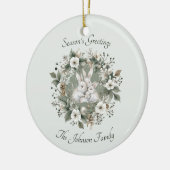 Niedliche Kaninchen im blumigen Winterkranz Keramik Ornament (Links)