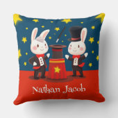 Niedliche Kaninchenmagier auf Bühne Magisch Kissen (Rückseite)