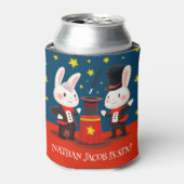 Niedliche Kaninchenmagier auf Bühne Magischer Gebu Dosenkühler (Kanne Vorderseite)