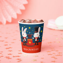 Niedliche Kaninchenmagier auf Bühne Magischer Gebu