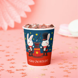 Niedliche Kaninchenmagier auf Bühne Magischer Gebu Pappbecher