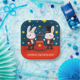 Niedliche Kaninchenmagier auf Bühne Magischer Gebu Pappteller