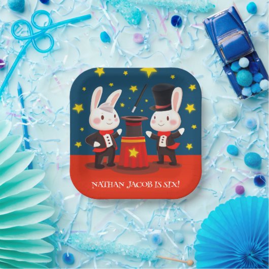 Niedliche Kaninchenmagier auf Bühne Magischer Gebu Pappteller (Party)