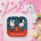 Niedliche Kaninchenmagier auf Bühne Magischer Gebu Pappteller (Party)