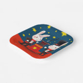 Niedliche Kaninchenmagier auf Bühne Magischer Gebu Pappteller (Gewinkelt)