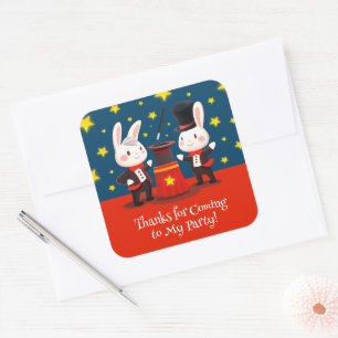 Niedliche Kaninchenmagier auf Bühne Magischer Gebu Quadratischer Aufkleber