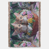 Niedliche Kätzchen in einem Blume-Korb Decke (Vorderseite Vertikal)
