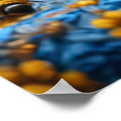 Niedliche Kätzchen Interaktion mit Bienen Poster (Ecke)