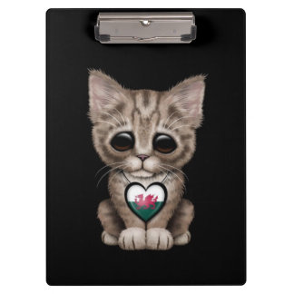 Niedliche Kätzchen-Katze mit dem Klemmbrett