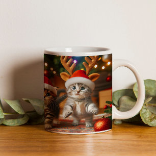Niedliche Kätzchen mit dem Weihnachtsmann und Rent Kaffeetasse