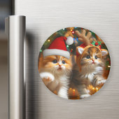 Niedliche Kätzchen mit dem Weihnachtsmann und Rent Magnet
