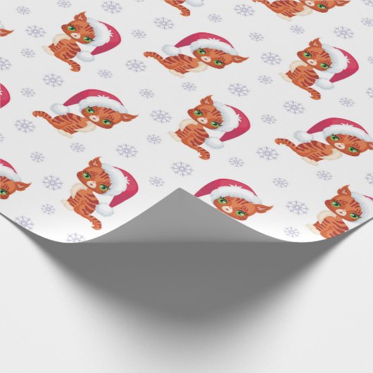 Niedliche Kätzchen mit Weihnachtsmannmütze Schneef Geschenkpapier (Ecke)