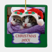 Niedliche Kätzchen Tragen rote Weihnachtsmannmütze Keramikornament (Rückseite)