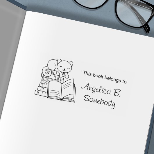 Niedliche Katze auf Bücherstapel - Buchzeichen Permastempel