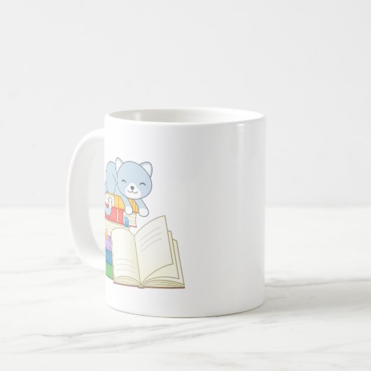 Niedliche Katze auf der Seite eines Buchstapelvorl Kaffeetasse (Vorderseite Links)