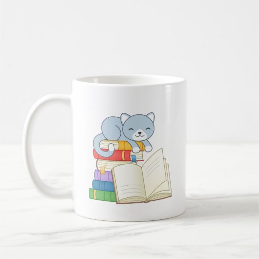 Niedliche Katze auf der Seite eines Buchstapelvorl Kaffeetasse (Links)