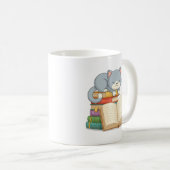 Niedliche Katze auf der Seite eines Buchstapelvorl Kaffeetasse (VorderseiteRechts)