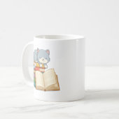 Niedliche Katze auf der Seite eines Buchstapelvorl Kaffeetasse (Vorderseite Links)