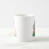 Niedliche Katze auf der Seite eines Buchstapelvorl Kaffeetasse (Mittel)