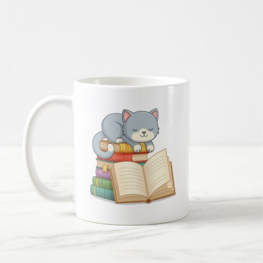 Niedliche Katze auf der Seite eines Buchstapelvorl Kaffeetasse (Links)