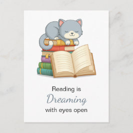 Niedliche Katze auf der Seite eines Buchstapelvorl Postkarte