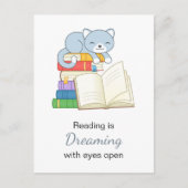 Niedliche Katze auf der Seite eines Buchstapelvorl Postkarte (Vorderseite)