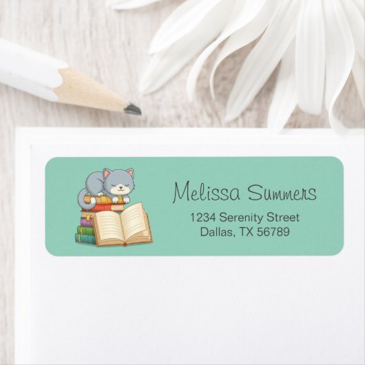 Niedliche Katze auf einem Buchstapel auf Grün (Insitu)