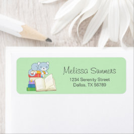 Niedliche Katze auf einem Buchstapel auf Grün