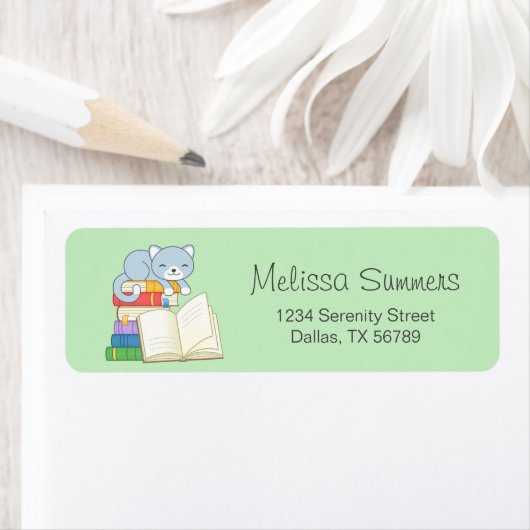 Niedliche Katze auf einem Buchstapel auf Grün (Insitu)