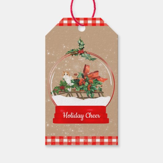 Niedliche Katze auf einem Schlittenschneedecker mi Geschenkanhänger (Vorderseite)