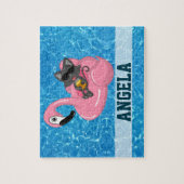 Niedliche Katze auf rosa Flamingo Floatie Blauer N Puzzle (Vertikal)