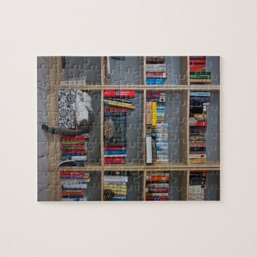 Niedliche Katze, die auf Puzzle (Horizontal)