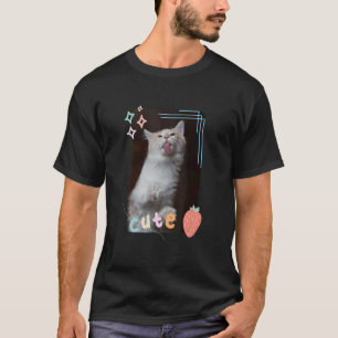 Niedliche Katze, die ein Fenster mit kleinen Haust T-Shirt