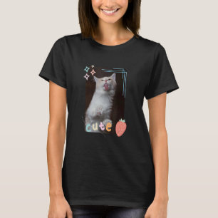 Niedliche Katze, die ein Fenster mit kleinen Haust T-Shirt