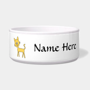 Niedliche Katze. Gehende gelbe Katze Napf