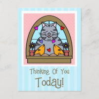 Niedliche Katze im Fenster mit Fisch denken Sie an