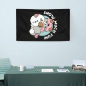 Niedliche Katze im Snow Gear mit Snowman Art Banner (Messeveranstaltung)